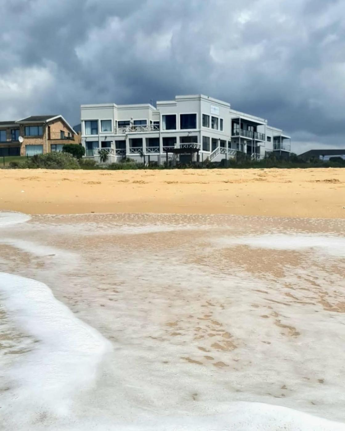 On The Beach Guesthouse Jeffreys Bay Exterior photo